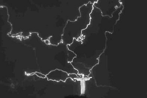 巴西耶稣像遭雷劈事件,耶稣像被雷击中(右手手指损坏)(图2) 巴西耶稣被雷击事件