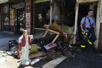 美国耶稣显灵事件,商店发生巨大火灾(店里耶稣神像毫发无损)(图2) 美国耶稣显灵事件