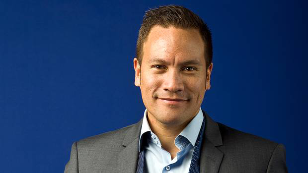 前有总理“带娃开会”,新西兰议长现在边主持边给孩子喂奶(图4) 前有总理“带娃开会”,新西兰议长现在边主持边给孩子喂奶(图4)