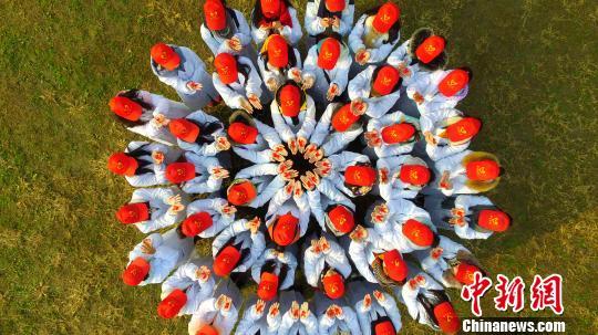 百名大学生摆巨型“红丝带”呼吁消除艾滋病歧视(图3) 图为大学生呼吁消除艾滋病歧视。 孟德龙 摄