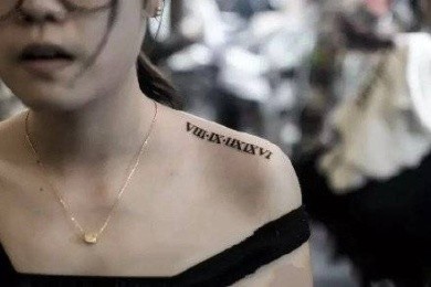 女生肩部上的小清新英文字母纹身图片