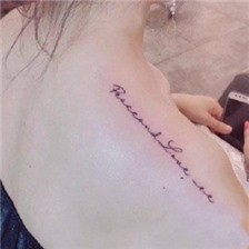 女生肩部上的小清新英文字母纹身图片