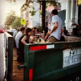 花50美元在垃圾桶中吃饭，为倡导人们不要浪费食物