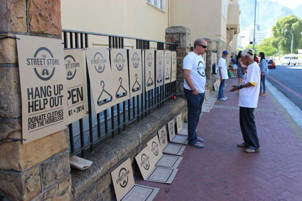 街头捐赠商店,保护受助人尊严(图1) 街头捐赠商店,保护受助人尊严--置顶表情